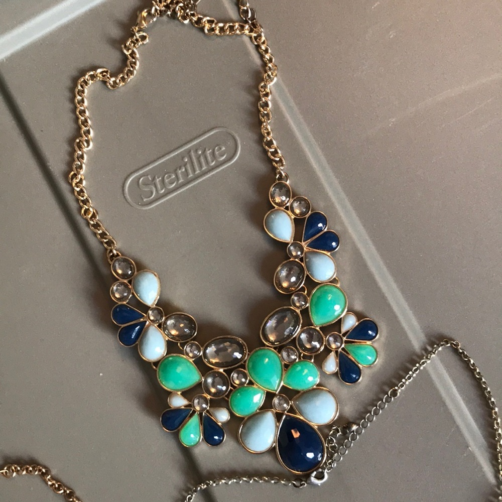Assorted statement necklaces - Picture 7 of 7